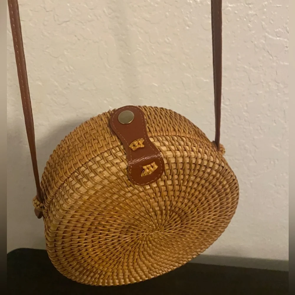 HANDWOVEN ROUND RATTAN BAG WITH LEATHER STRAP - Picture 4 of 4